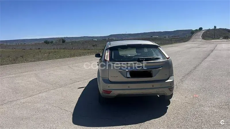 Usado Ford Focus Trend 109 CV (80 kW) 2009 Beige Berlina