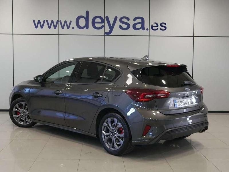 Usado Ford Focus ST-Line 125 CV (91 kW) 2023 Gris Utilitario