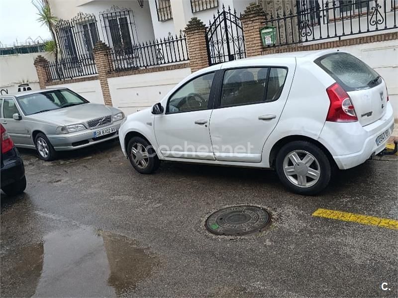 Usado Dacia Sandero Lauréate 75 CV (55 kW) 2010 Blanco Berlina