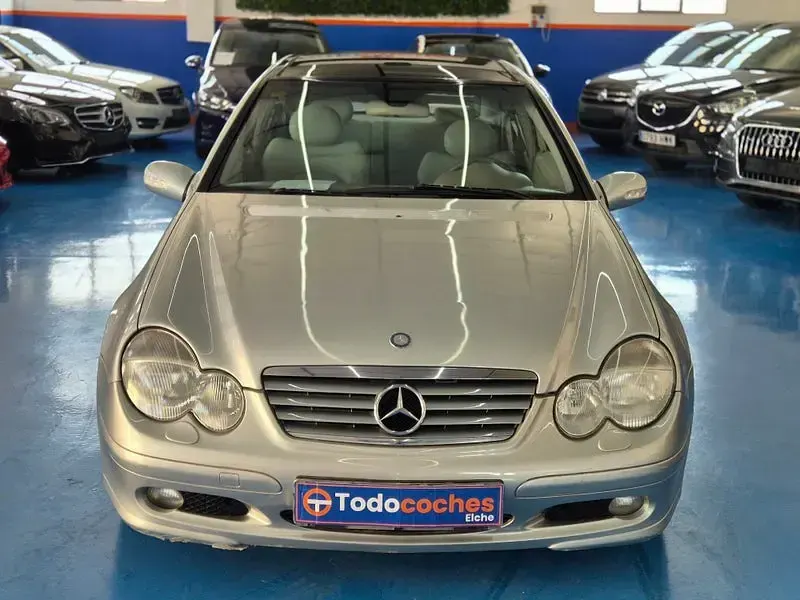 Usado Mercedes C180 143 CV (105 kW) 2004 Gris / plata Berlina