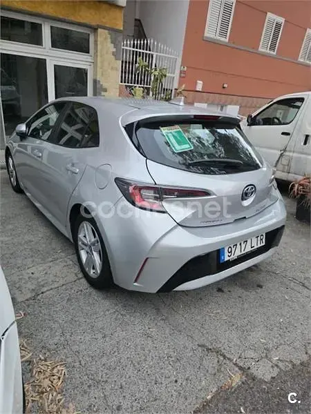 Usado Toyota Corolla 122 CV (89 kW) 2021 Gris / plata Berlina