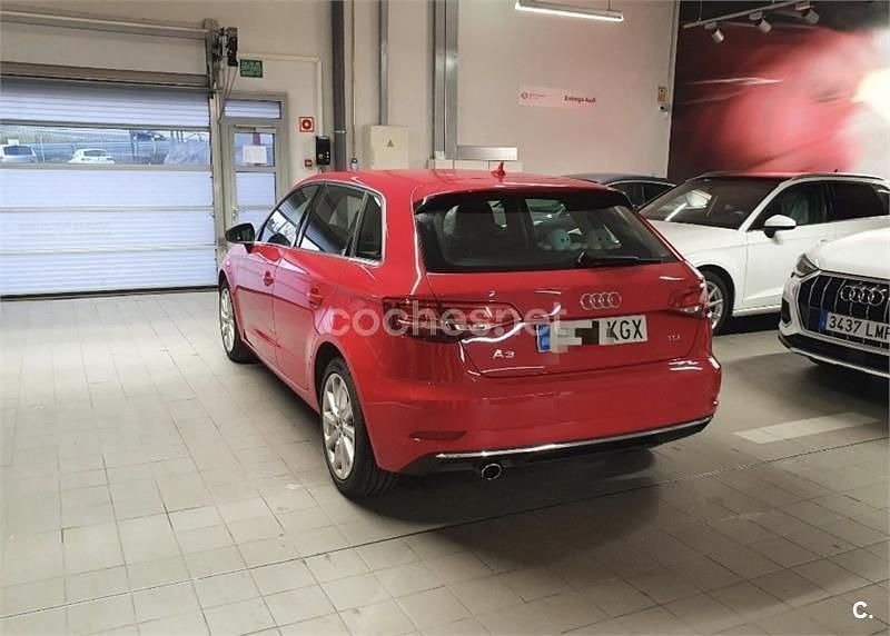 Usado Audi A3 Sport 116 CV (85 kW) 2018 Rojo Berlina