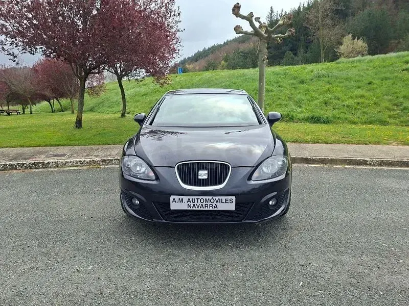 Usado Seat Leon Reference 105 CV (77 kW) 2010 Negro Utilitario