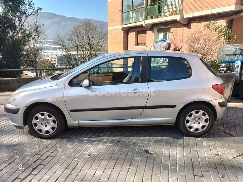 Usado Peugeot 307 90 CV (66 kW) 2004 Gris / plata Berlina