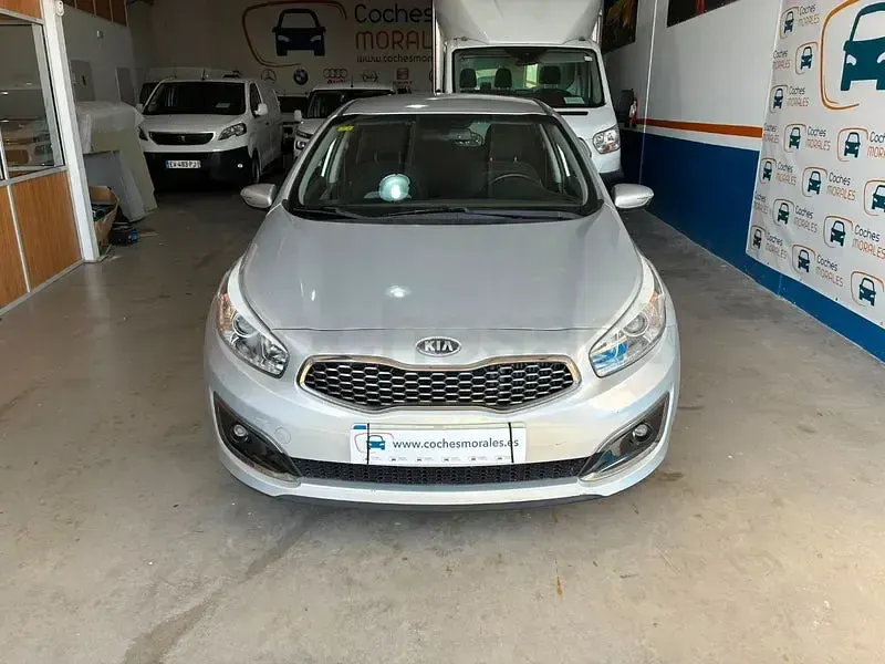Usado Kia Ceed 136 CV (100 kW) 2018 Gris / plata Utilitario
