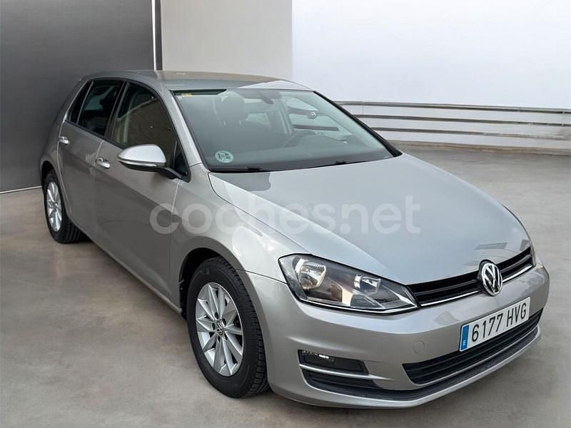 Usado VW Golf VII Advance 105 HP (77 kW) 2014 Cinzento Sedan
