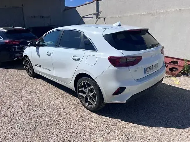 Usado Kia Ceed 140 CV (102 kW) 2025 Blanco Utilitario