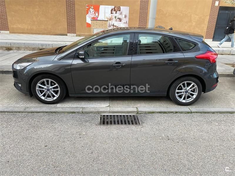 Usado Ford Focus Trend 125 CV (91 kW) 2018 Gris / plata Berlina
