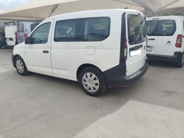 Usado VW Caddy Maxi Comfortline 102 CV (75 kW) 2023 Blanco Monovolumen