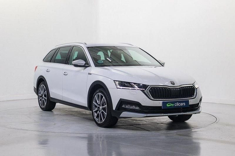 Usado Skoda Octavia 150 CV (110 kW) 2023 Blanco Familiar