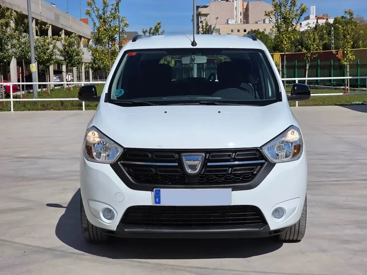 Usado Dacia Lodgy Comfort 116 CV (85 kW) 2021 Blanco Monovolumen
