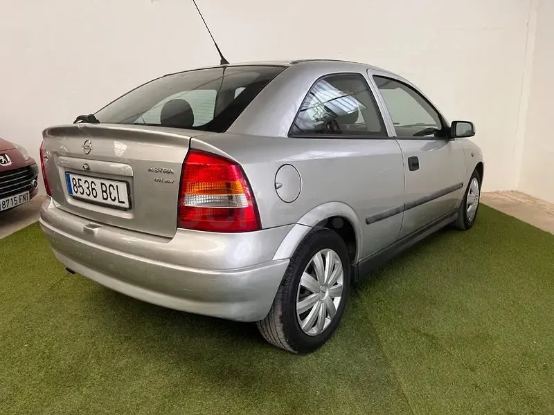 Usado Opel Astra Sport 100 CV (73 kW) 2001 Gris / plata Berlina