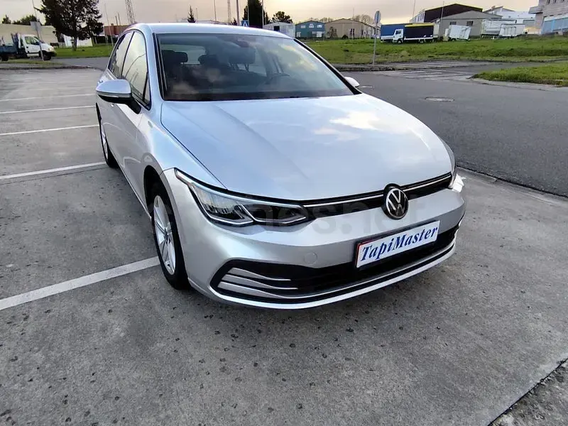 Usado VW Golf VIII Life 115 CV (84 kW) 2022 Gris / plata Berlina