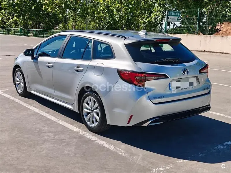 Usado Toyota Corolla Active 140 CV (102 kW) 2023 Gris / plata Familiar