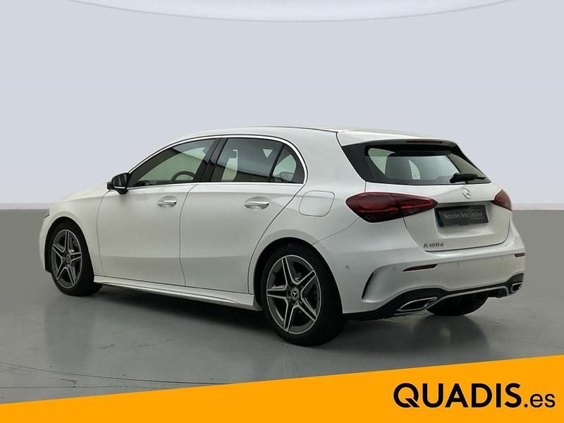 Usado Mercedes A180 AMG line 116 CV (85 kW) 2024 Blanco Berlina