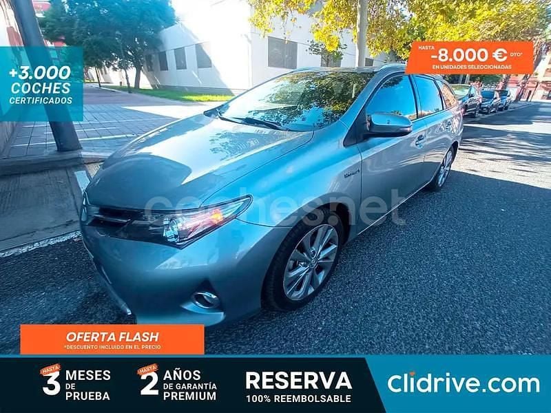 Usado Toyota Auris Hybrid Advance 136 CV (100 kW) 2014 Gris / plata Familiar