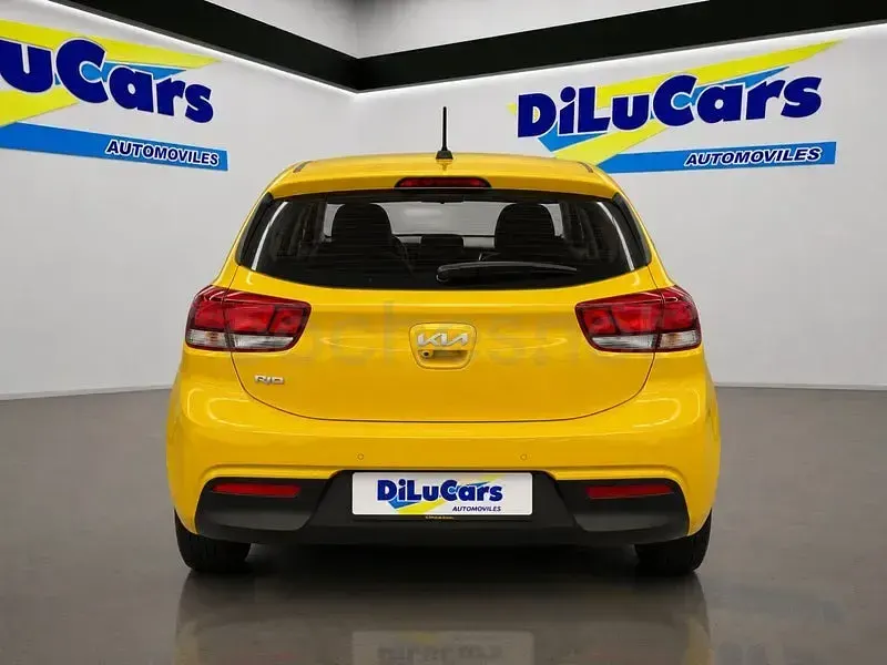Usado Kia Rio 84 CV (61 kW) 2023 Amarillo Berlina