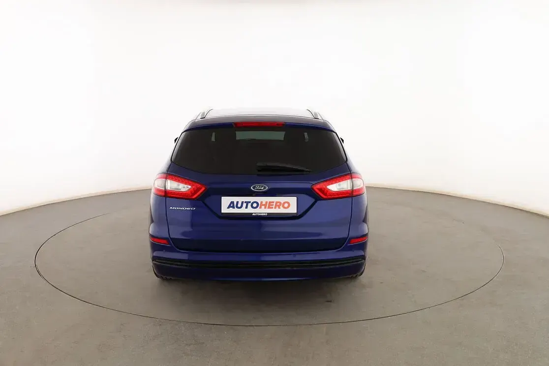 Usado Ford Mondeo Titanium 160 CV (117 kW) 2016 Azul Familiar