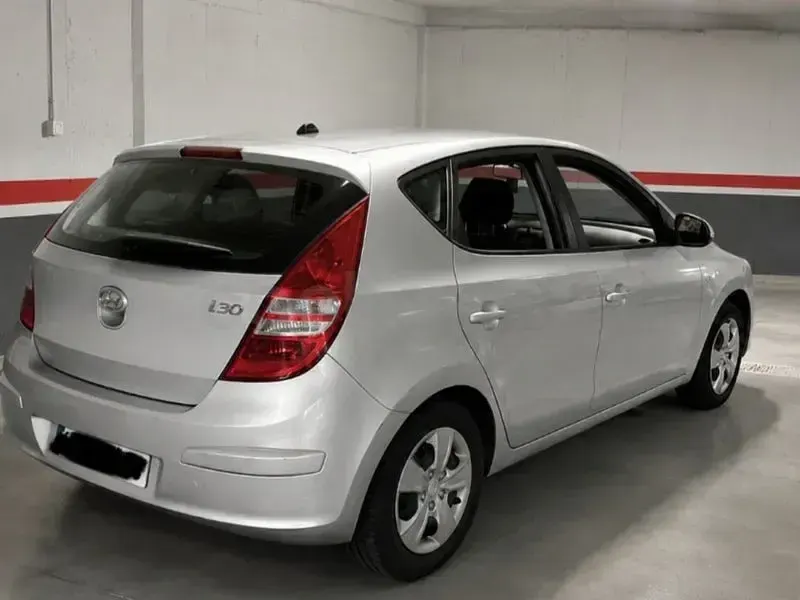 Usado Hyundai i30 Comfort 109 CV (80 kW) 2010 Gris / plata Berlina