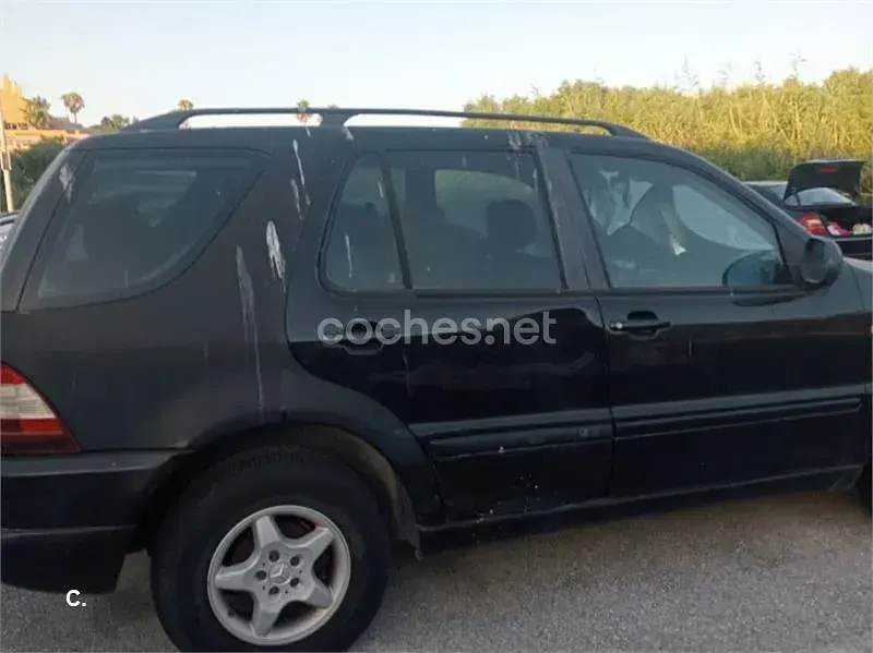 Usado Mercedes ML270 163 CV (119 kW) 2001 Negro SUV