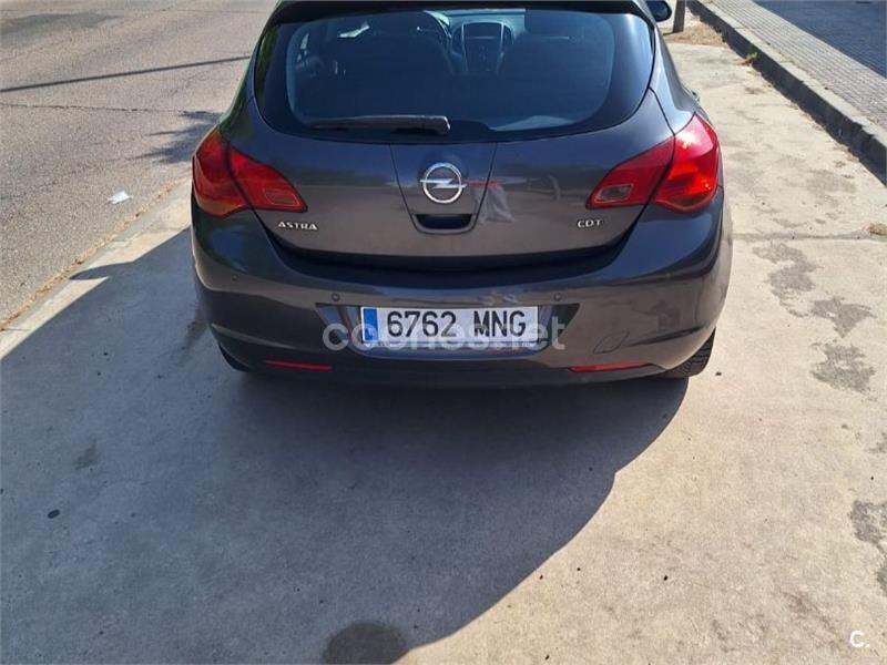 Gris / plata Usado 2011 Opel Astra Cosmo Berlina | 5200 € (Precio justo) - Imagen 1/4