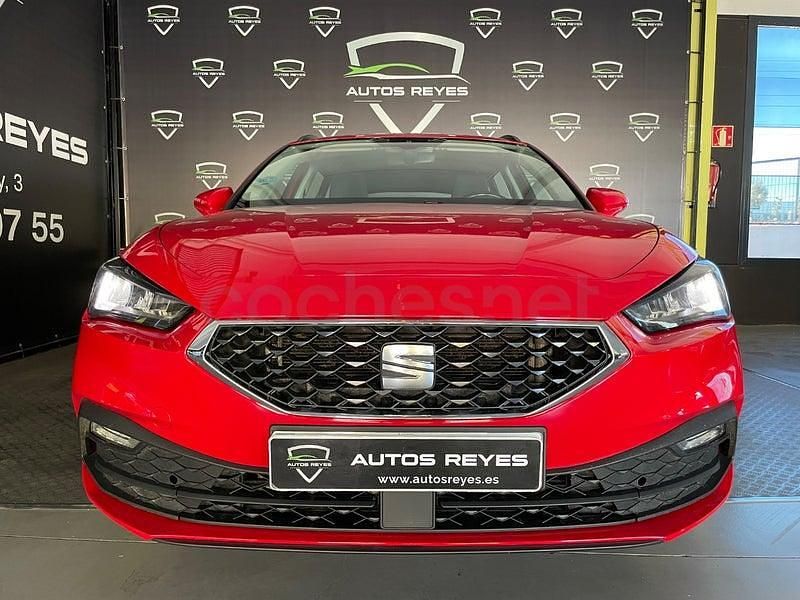 Usado Seat Leon Style 150 CV (110 kW) 2022 Rojo Familiar