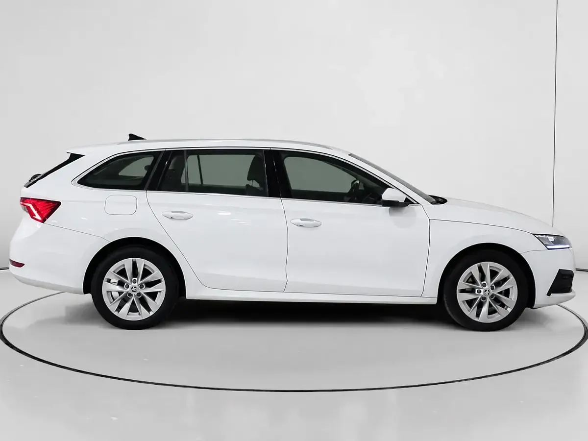Usado Skoda Octavia Ambition 150 CV (110 kW) 2022 Blanco Utilitario