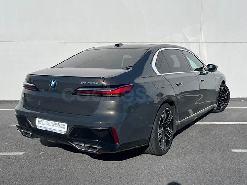 Usado BMW M760e Comfort Edition 571 CV (419 kW) 2023 Gris / plata Berlina