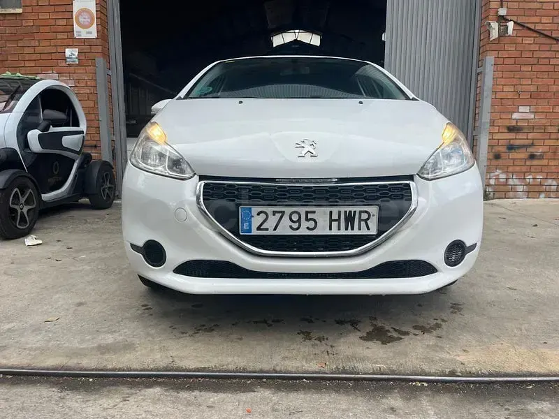 Usado Peugeot 208 Access 82 CV (60 kW) 2014 Blanco Utilitario