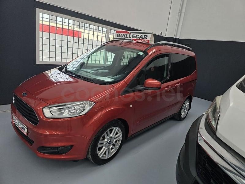 Usado Ford Tourneo Courier Ambiente 100 CV (73 kW) 2017 Granate Monovolumen