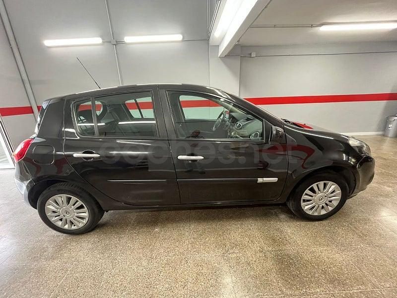 Begagnad Renault Clio IV Dynamique 105 HK (77 kW) 2012 Svart Sedan