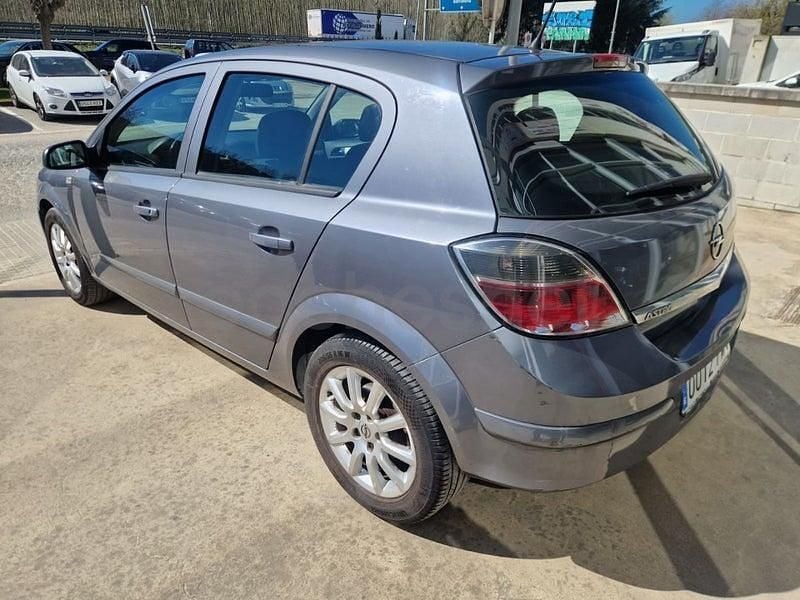 Usado Opel Astra Enjoy 100 CV (73 kW) 2007 Gris / plata Berlina