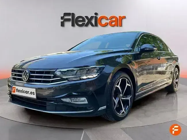 Usado VW Passat R-line 150 CV (110 kW) 2021 Negro Berlina