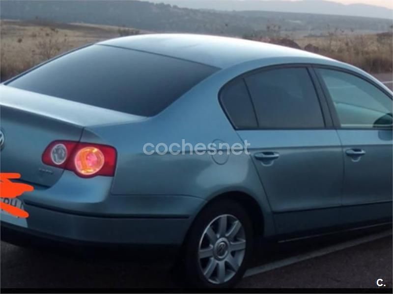 Usado VW Passat Trendline 140 CV (102 kW) 2007 Azul Berlina