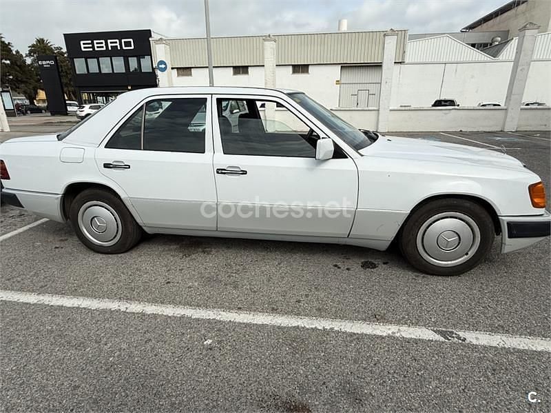 Usado Mercedes E200 75 CV (55 kW) 1988 Blanco Familiar