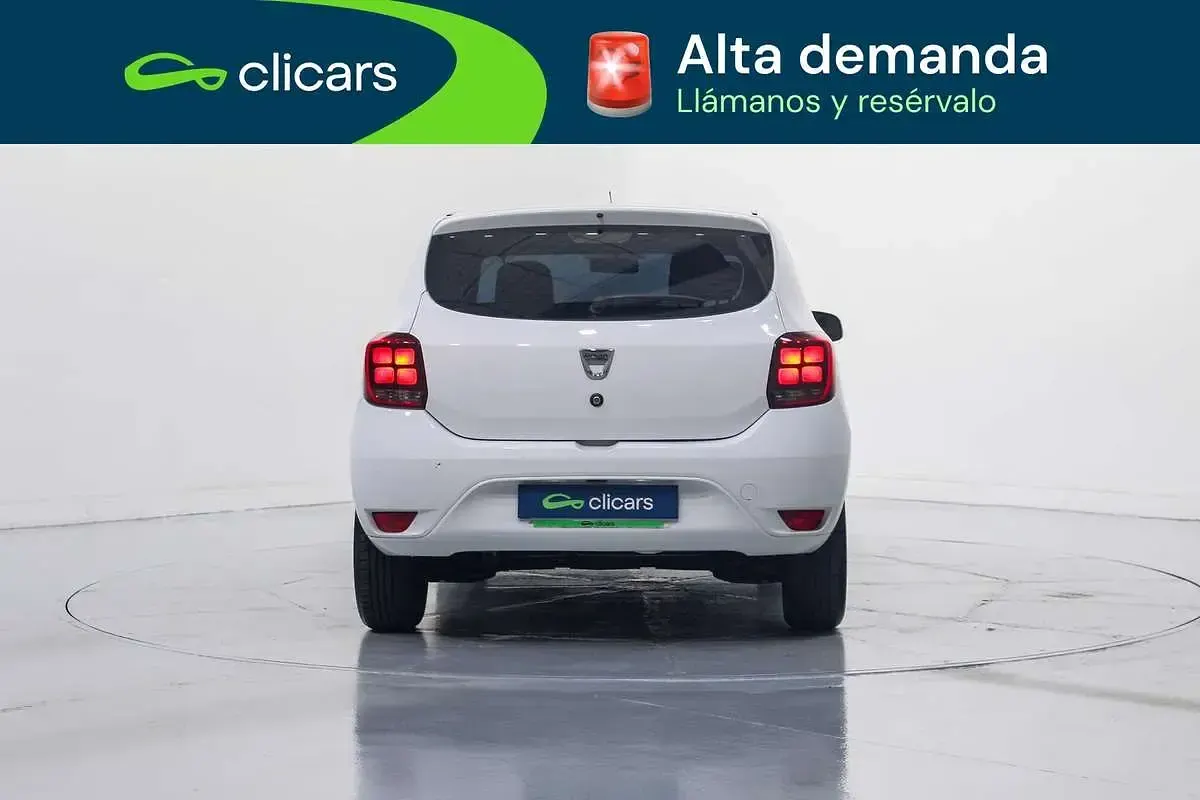 Usado Dacia Sandero Comfort 90 CV (66 kW) 2018 Blanco Utilitario
