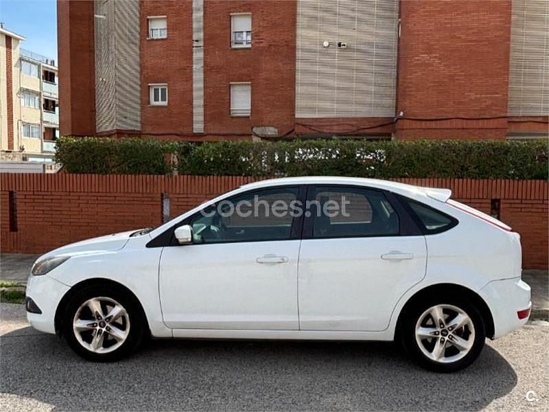 Usado Ford Focus Trend 100 CV (73 kW) 2008 Blanco Berlina