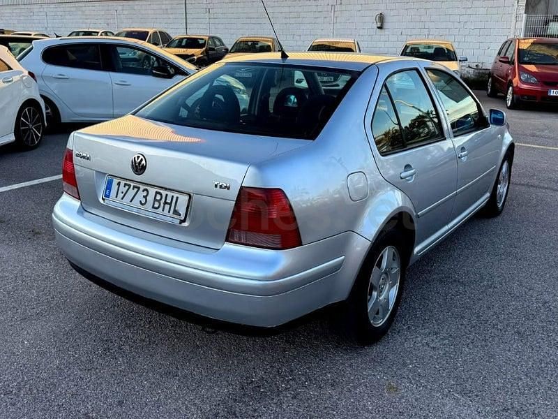 Usado VW Bora Trendline 110 CV (80 kW) 2001 Gris / plata Berlina