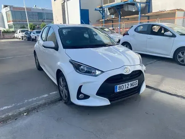 Usado Toyota Yaris Active 115 CV (84 kW) 2025 Blanco Utilitario