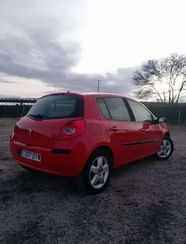 Usado Renault Clio Dynamique 86 CV (63 kW) 2006 Rojo Utilitario