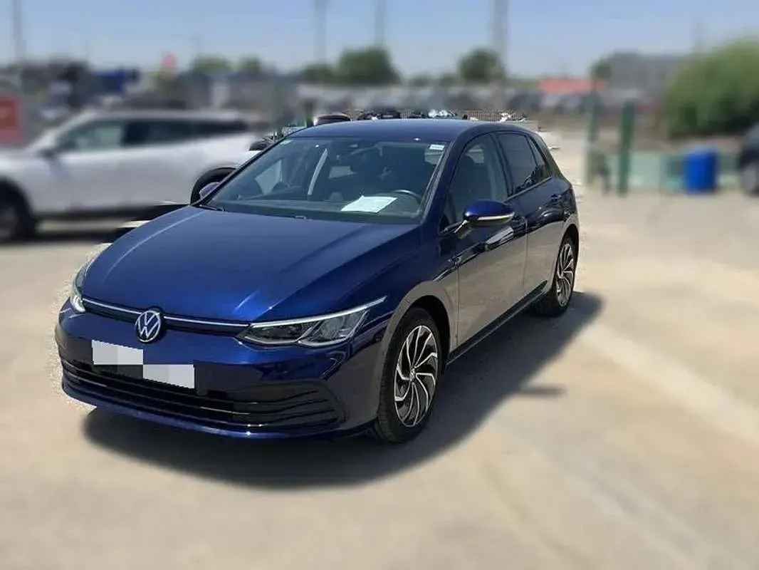 Usado VW Golf VIII Life 150 CV (110 kW) 2022 Azul Berlina
