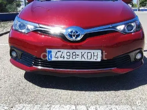 Usado Toyota Auris Hybrid Active 136 CV (100 kW) 2017 Rojo Familiar