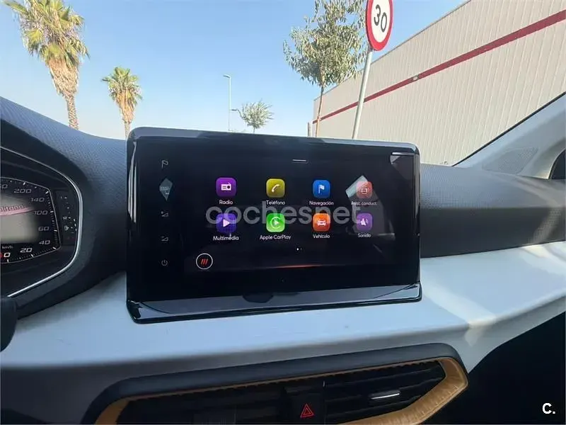 Usado Seat Arona Style Plus 110 CV (80 kW) 2022 Gris / plata SUV