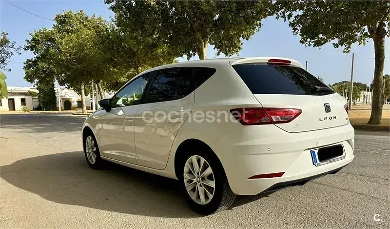 Usado Seat Leon Style 110 CV (80 kW) 2017 Blanco Berlina
