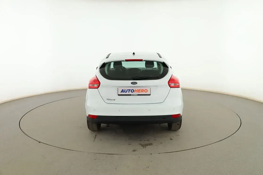 Usado Ford Focus Trend+ 120 CV (88 kW) 2015 Blanco Berlina