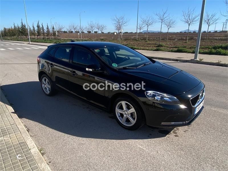 Negro Usado 2016 Volvo V40 Kinetic Familiar | 11.900 € (Precio justo) - Imagen 1/4