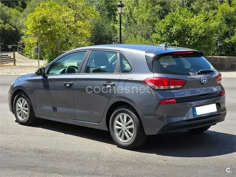 Usado Hyundai i30 110 CV (80 kW) 2017 Gris / plata Berlina