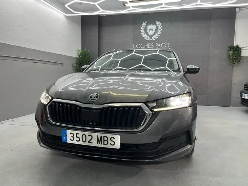 Usado Skoda Octavia Ambition 150 CV (110 kW) 2022 Gris / plata Familiar
