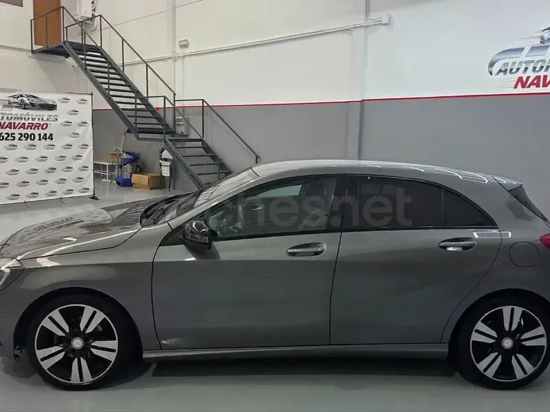 Usado Mercedes A180 Style 109 CV (80 kW) 2014 Gris / plata Utilitario