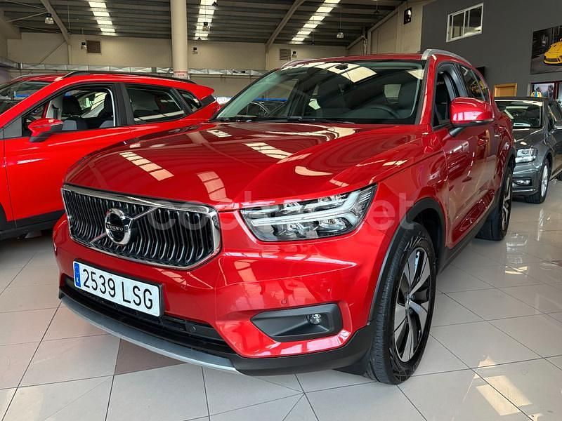 Granate Usado 2021 Volvo XC40 Momentum SUV | 24.950 € (Un poco caro) - Imagen 1/4